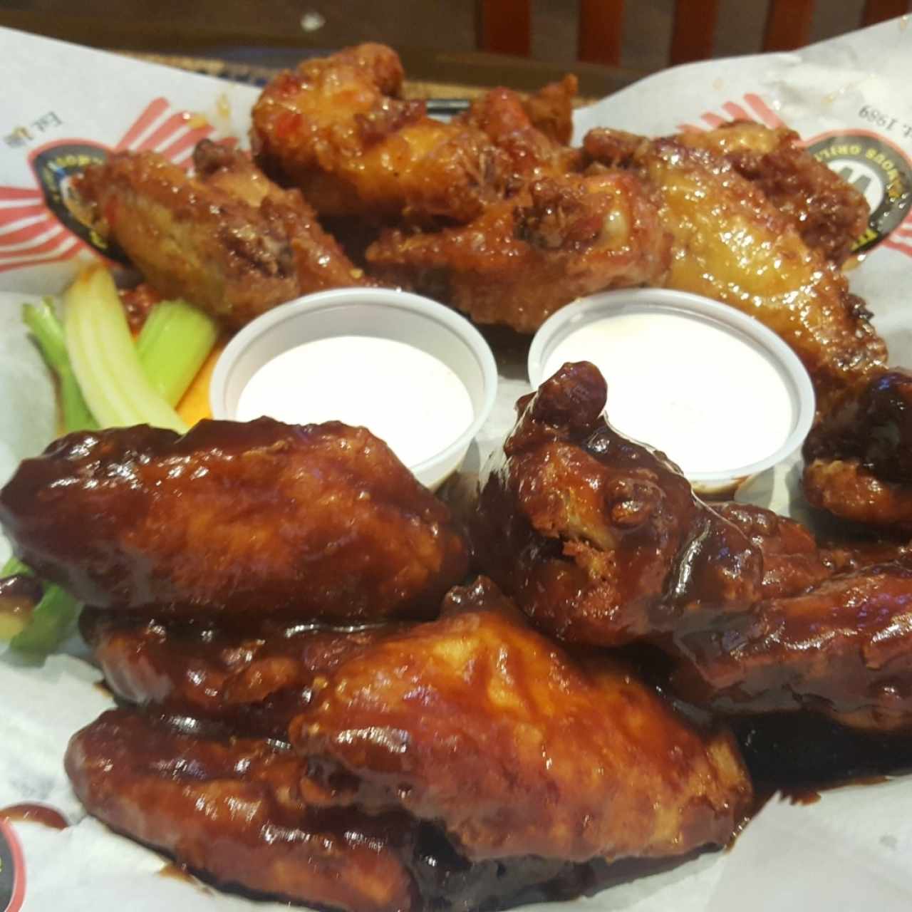 Wings bañadas en salsa sweet chilli y honey bbq