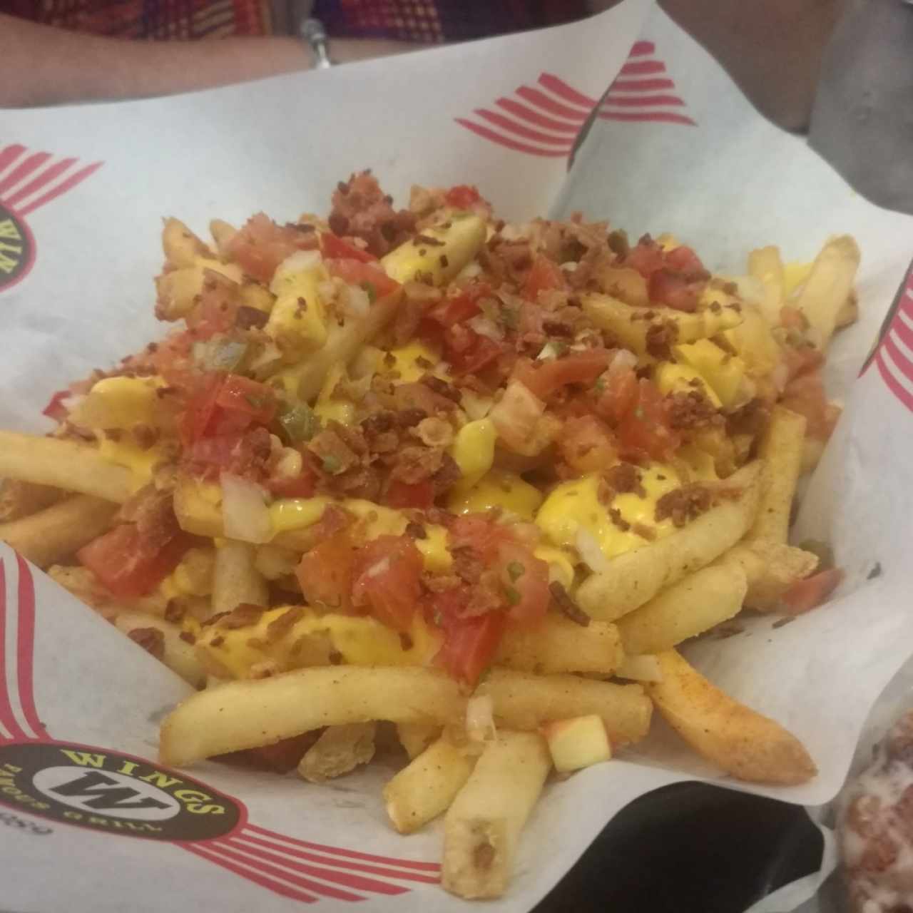 papás fritas con queso, tomate y tocino