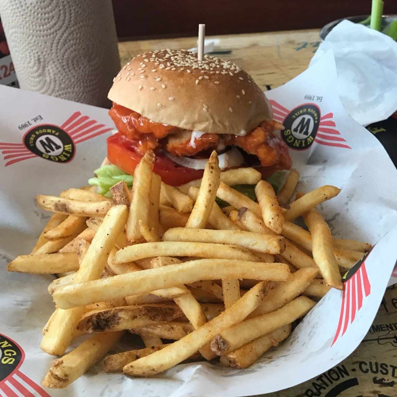 papas fritas con Emparedado de pollo buffalo 