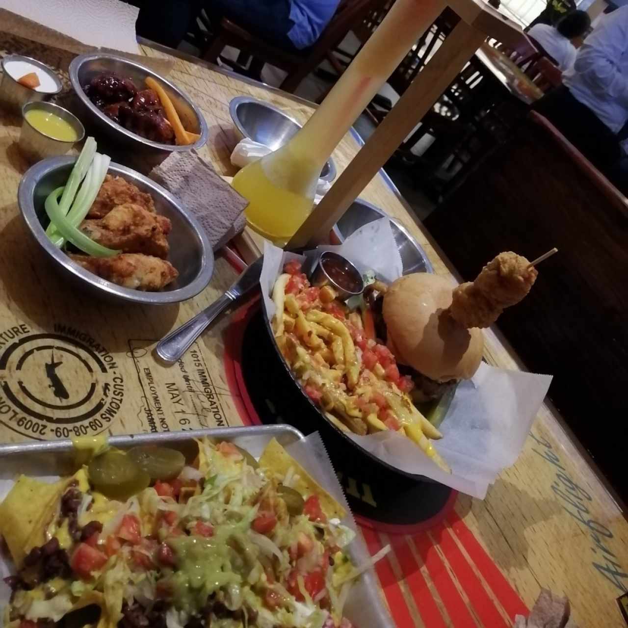 nachas machos, bacon burger, alitas, Margarita 