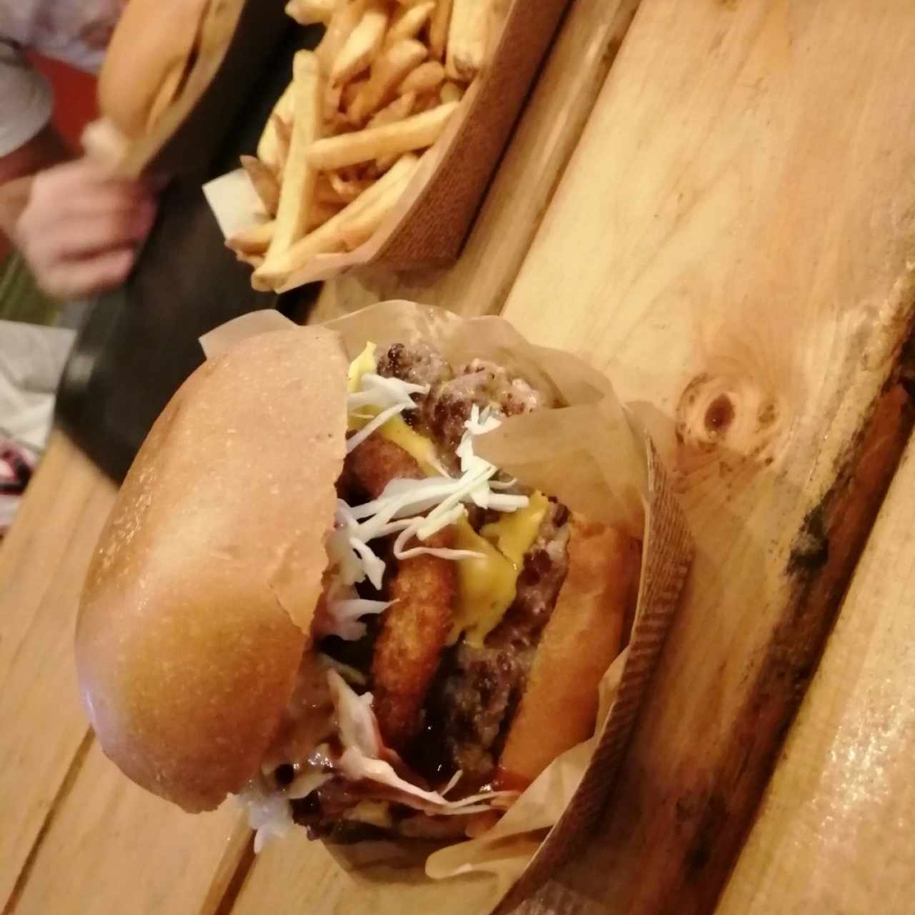 hamburguesa con aros de cebolla