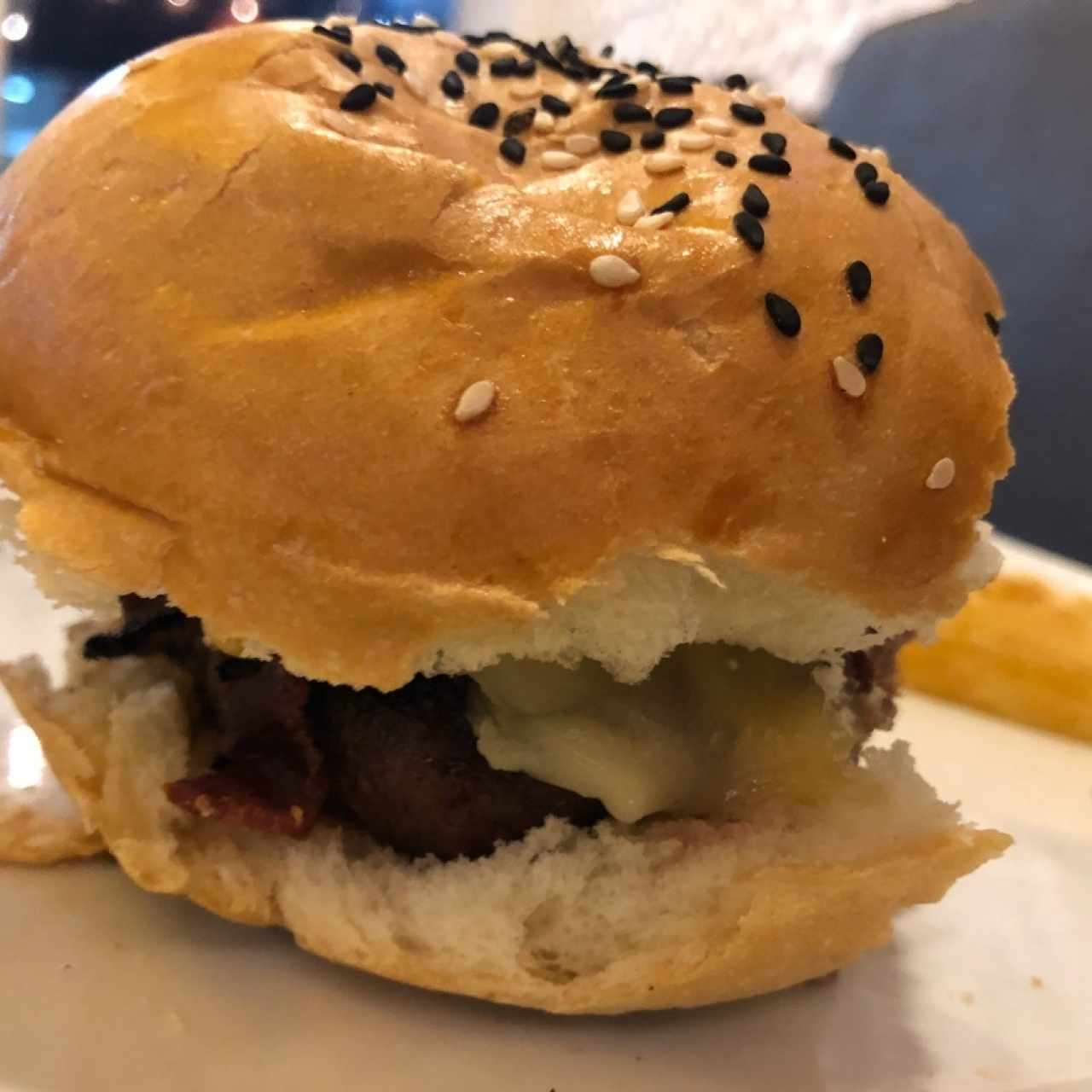 hamburguesa y yuca frita 