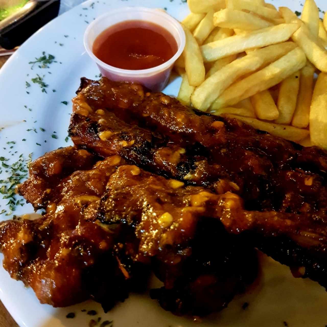 Costillas con papas fritas