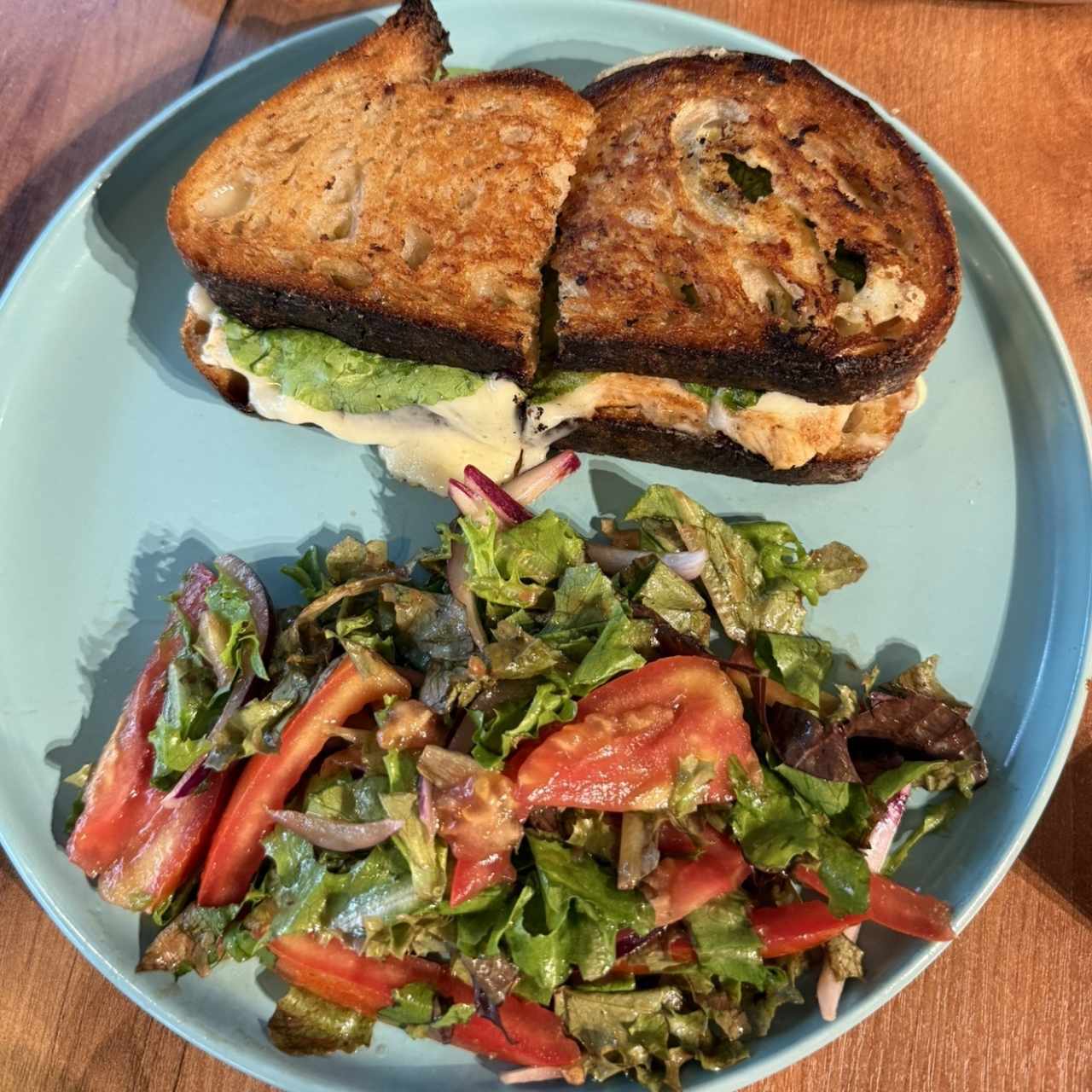 Pollo a la Parrilla con Aguacate