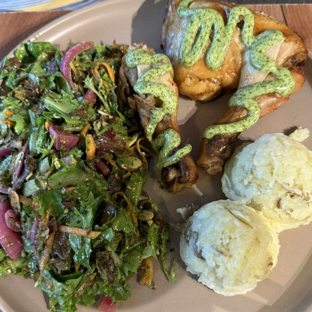Pollo a la Parrilla con Aguacate