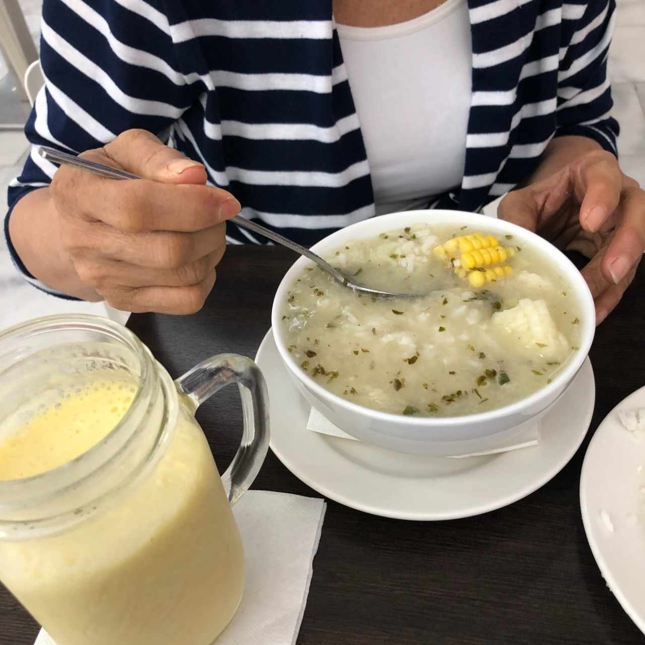 Sancocho con arroz grande y licuado de piña