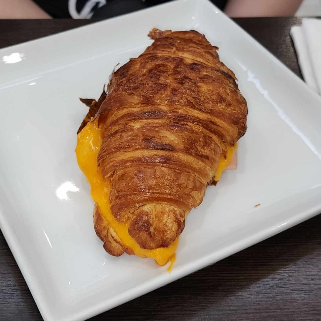 croissant de jamon y queso