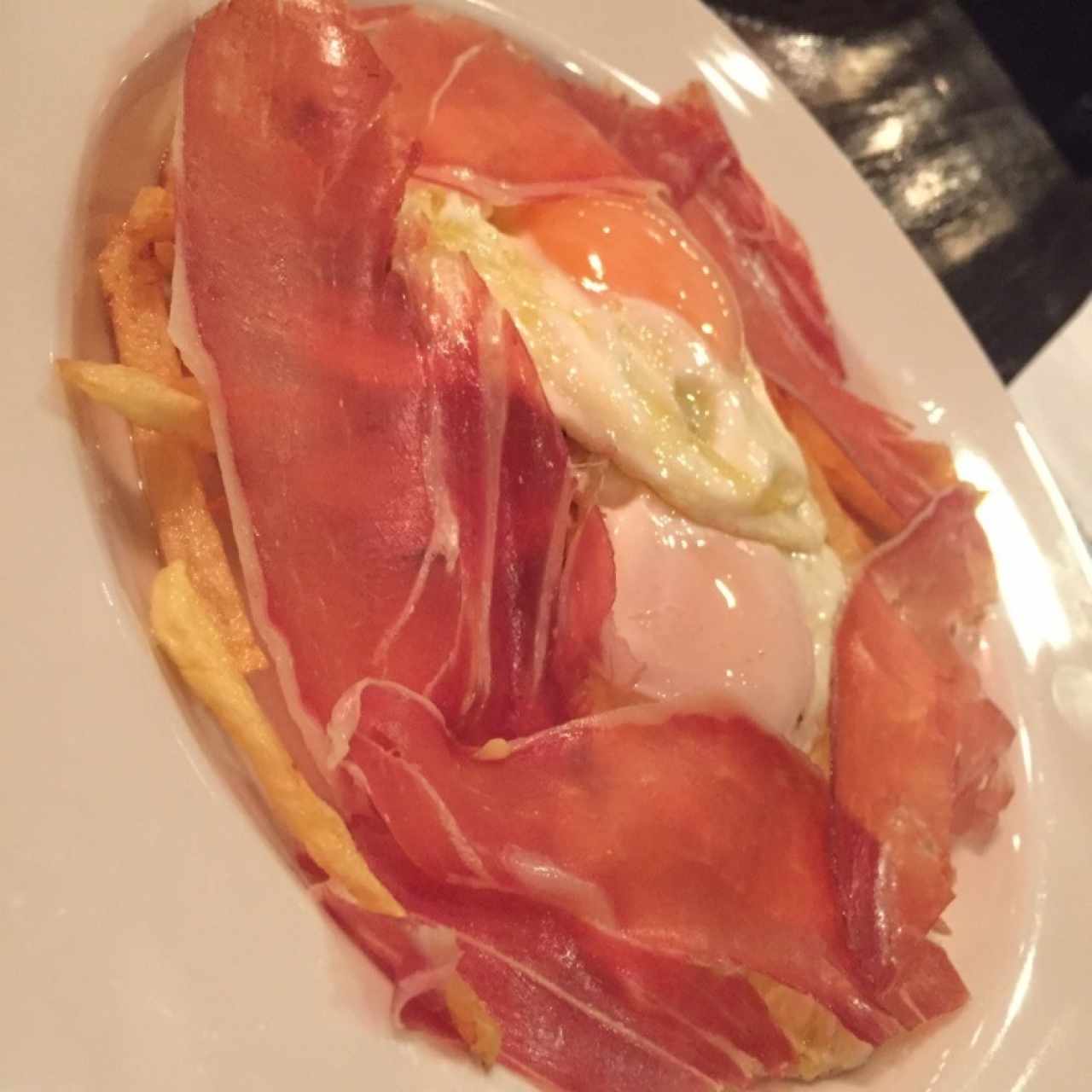 Huevos rotos con jamón