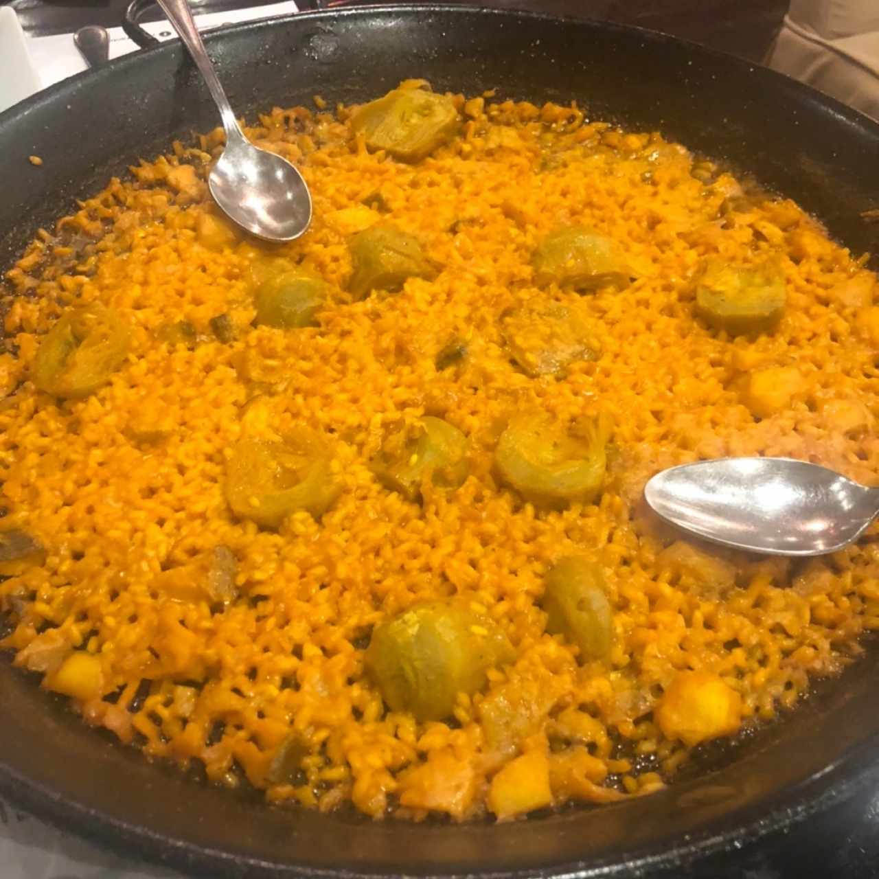 Paella hongos y alcachofas