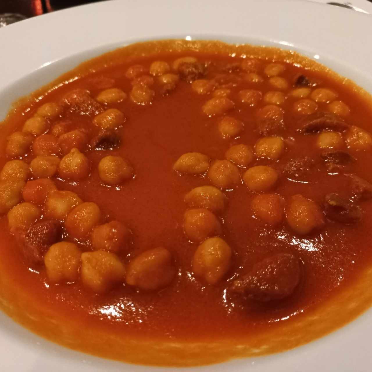 Garbanzos con chorizo español