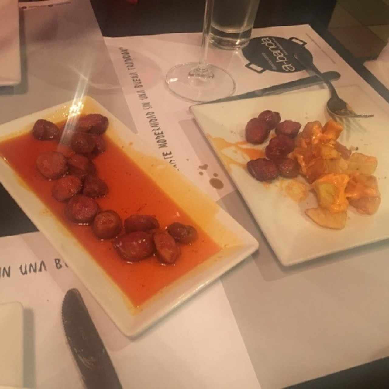 chorizos en aceite y patatas bravas