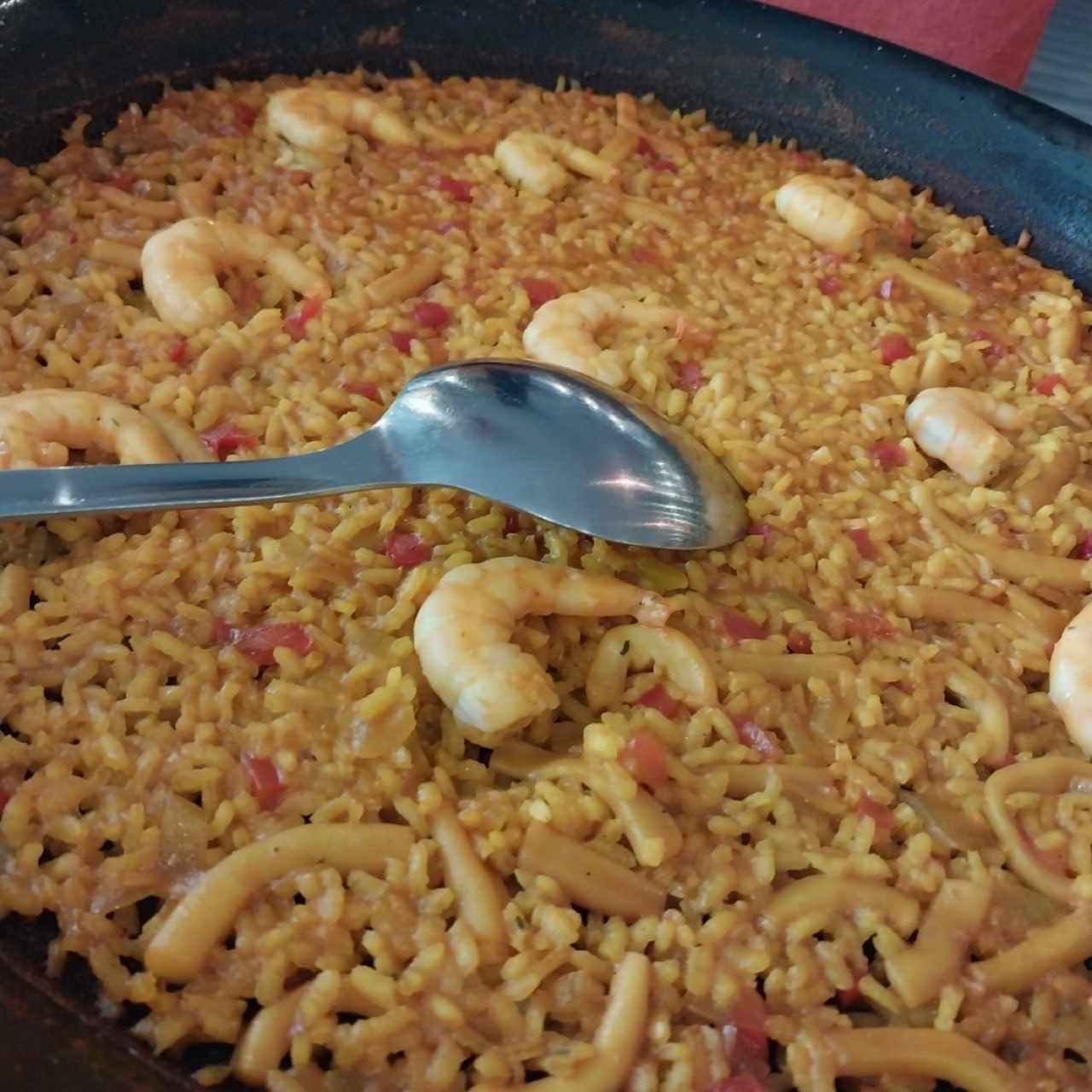 paella de calamar y camarón 