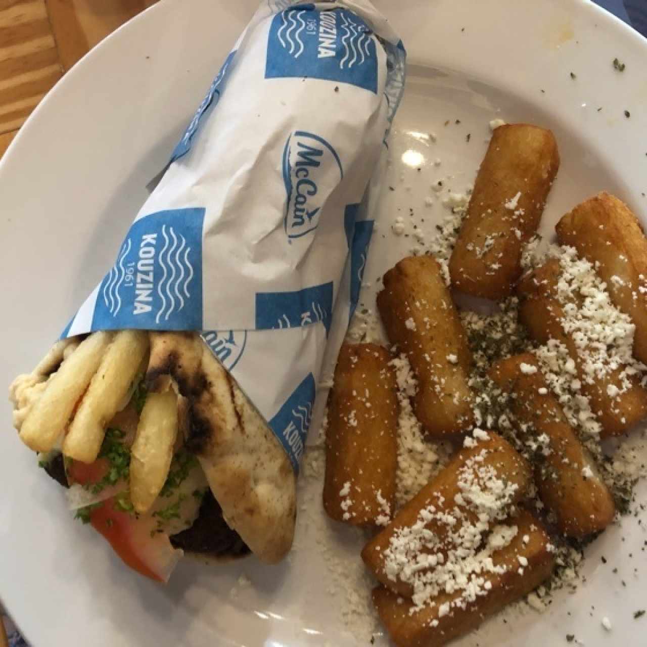 gyro de falafel con yuca frita con queso feta 