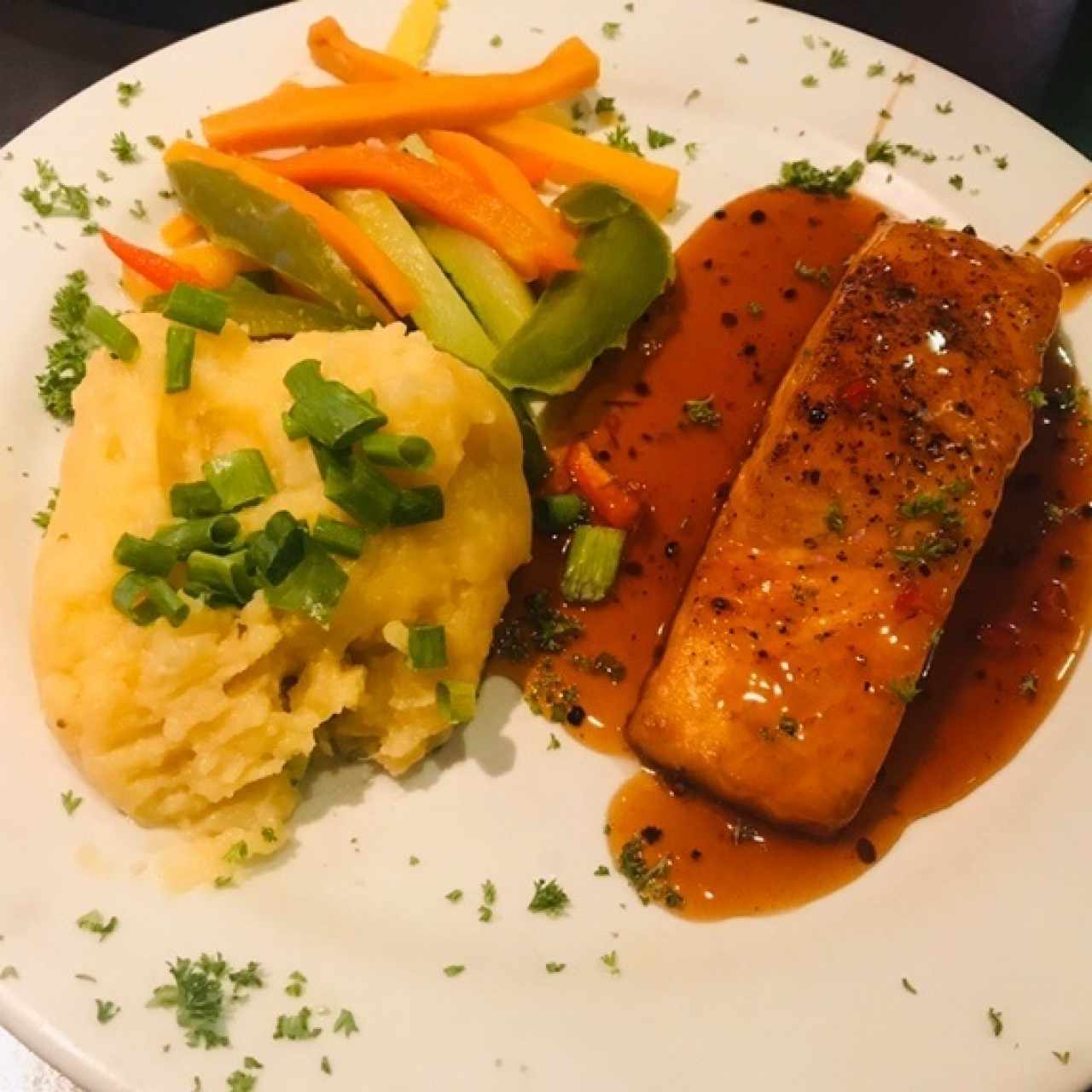 Hickory Bournbon Salmon acompañdo de Pure con vegetales salteados