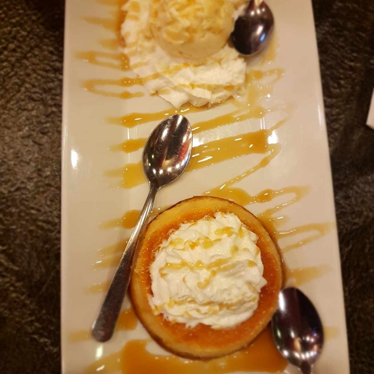 Flan con helado de vainilla