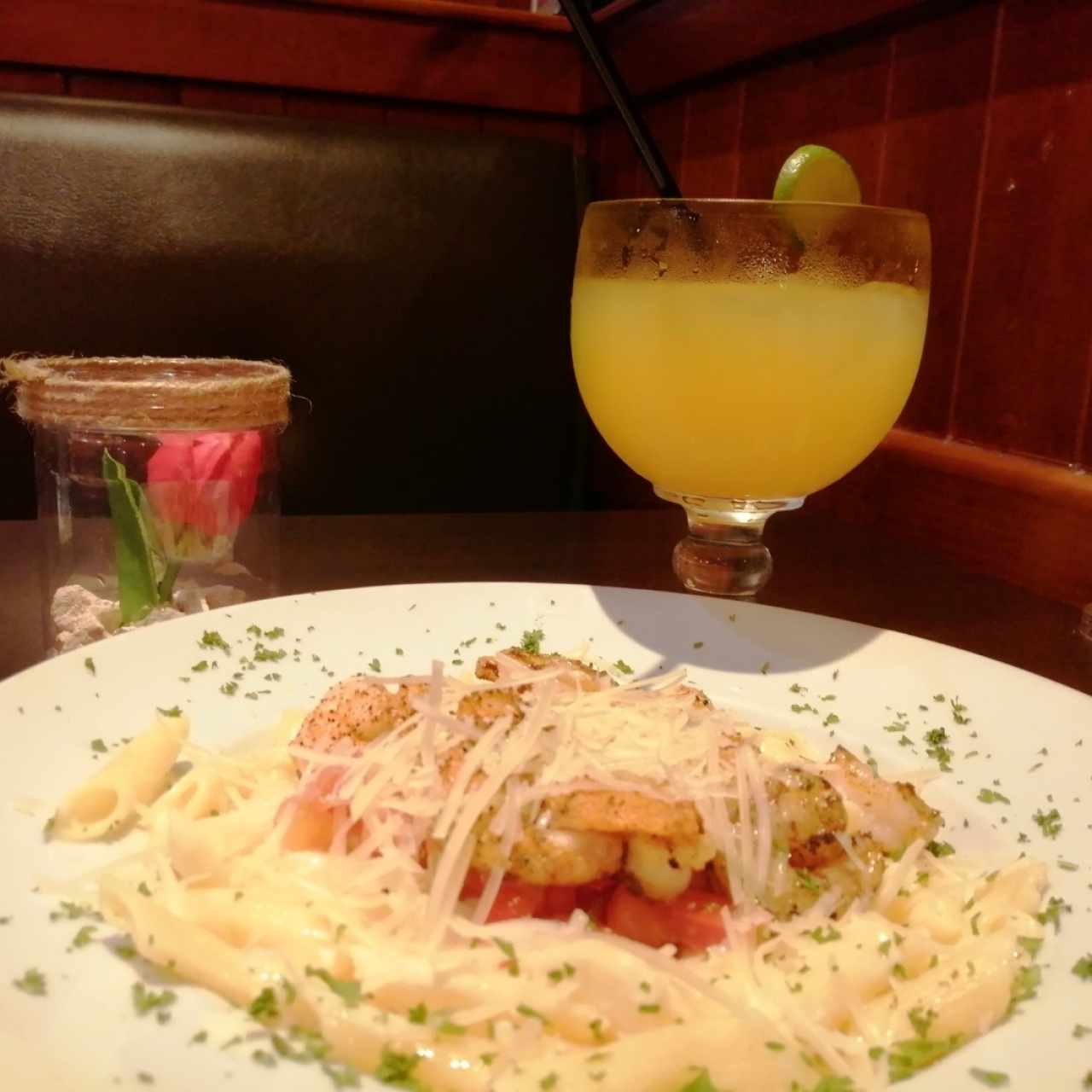 Pasta con camarones y Peach Jack Daniels