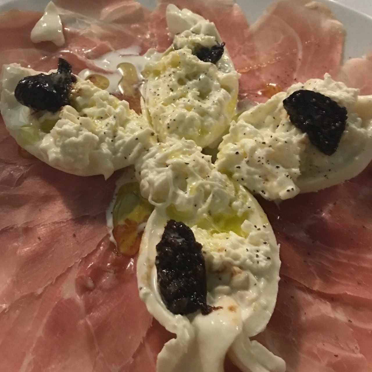 burrata con higos y prosciutto