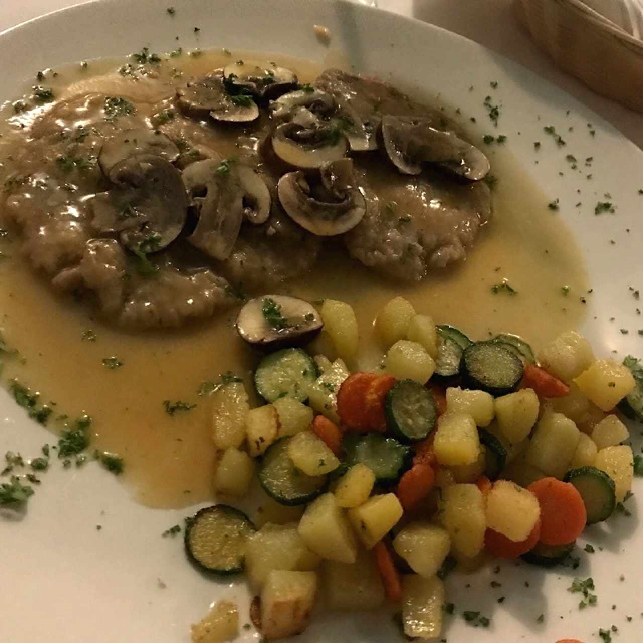 cordero en salsa de vino blanco y champiñones