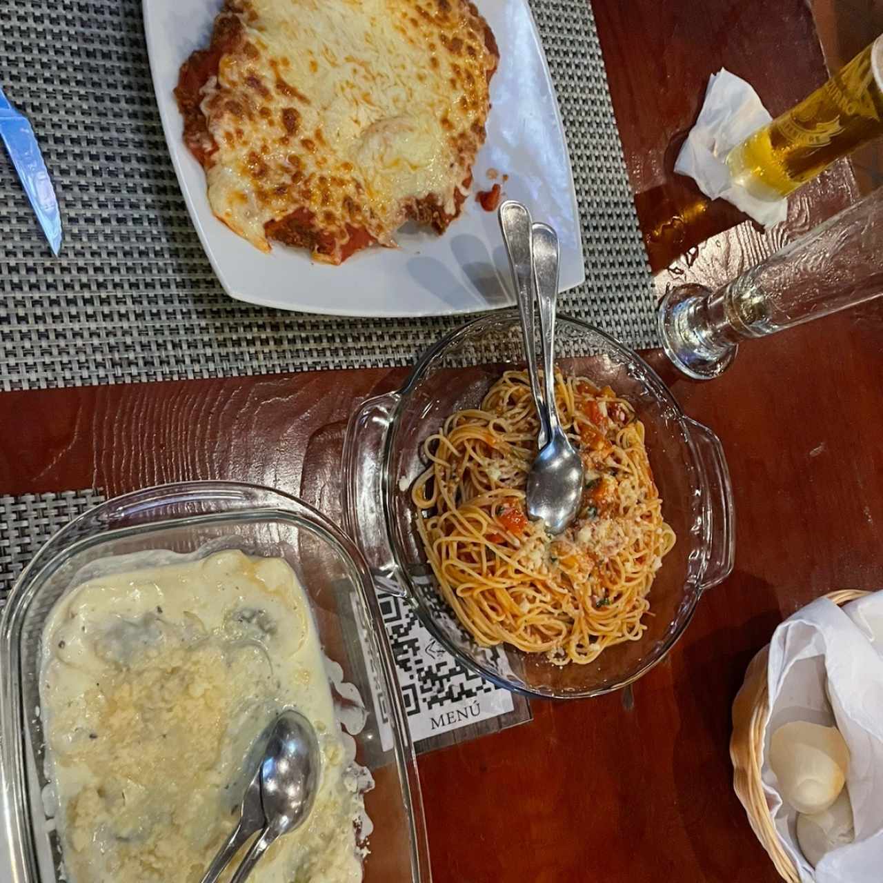 milanesa parmesana con spaguetti en salsa tomate natural y raviolis de trufa y hongos 