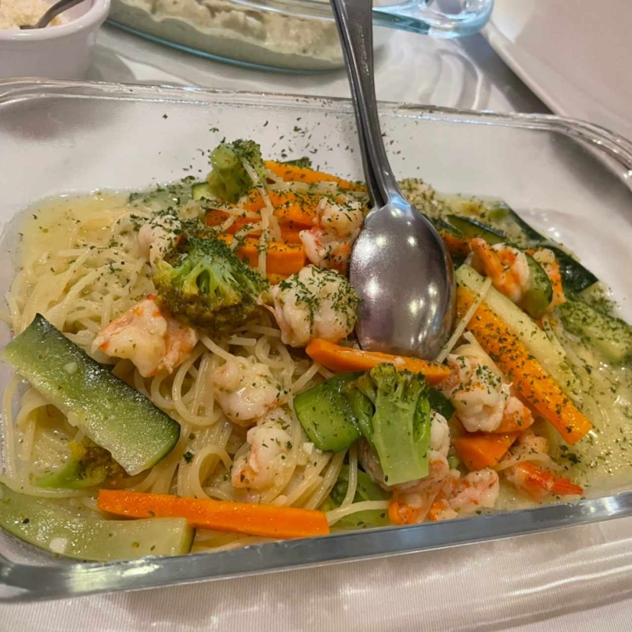 Pasta de camarones con vegetales