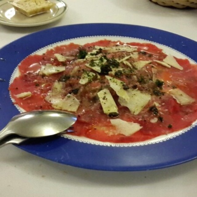 Carpaccio de Carne con Rugula y Parmezano