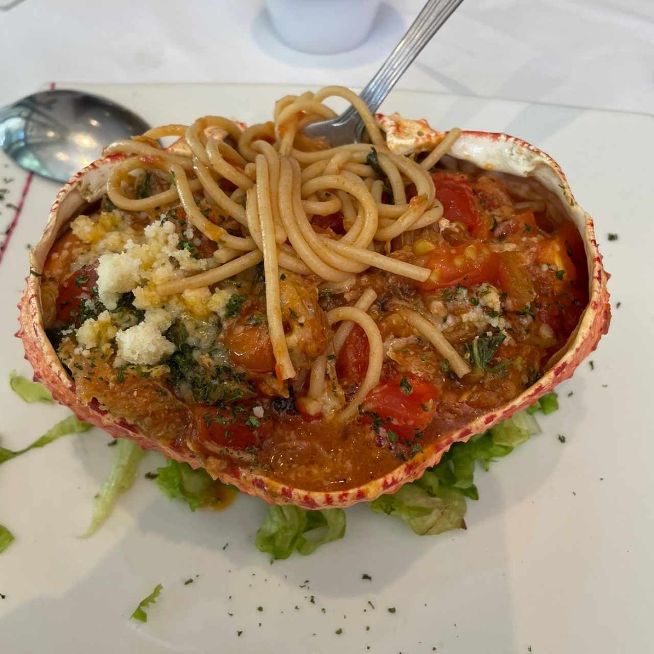 Spaguetti al Tomate Natural con centollo 