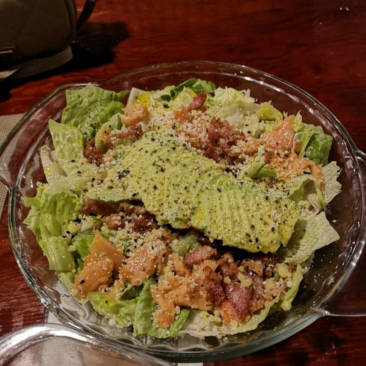 Ensalada de salmón ahumado con aguacate 