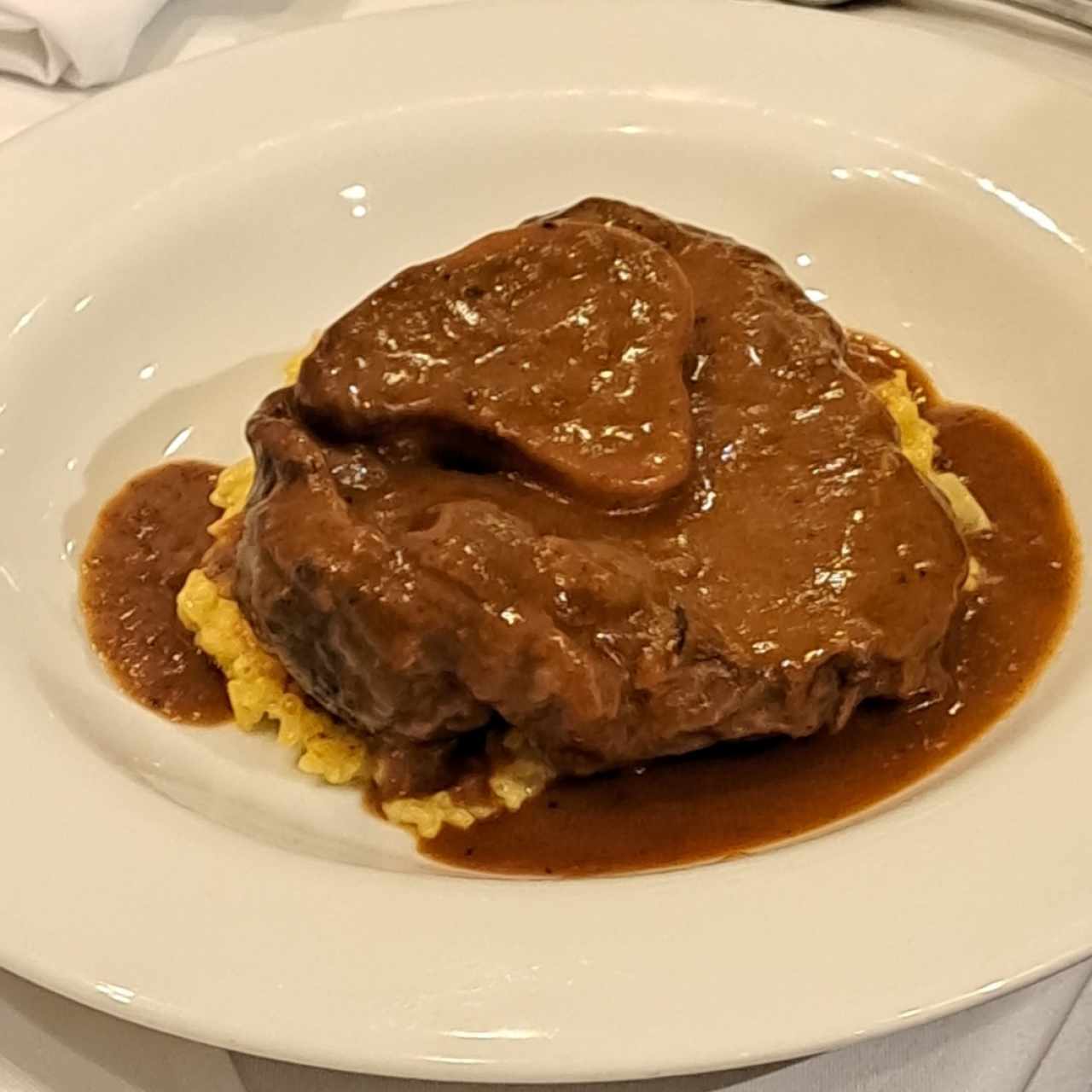 Ossobuco sobre Risotto a la Milanesa