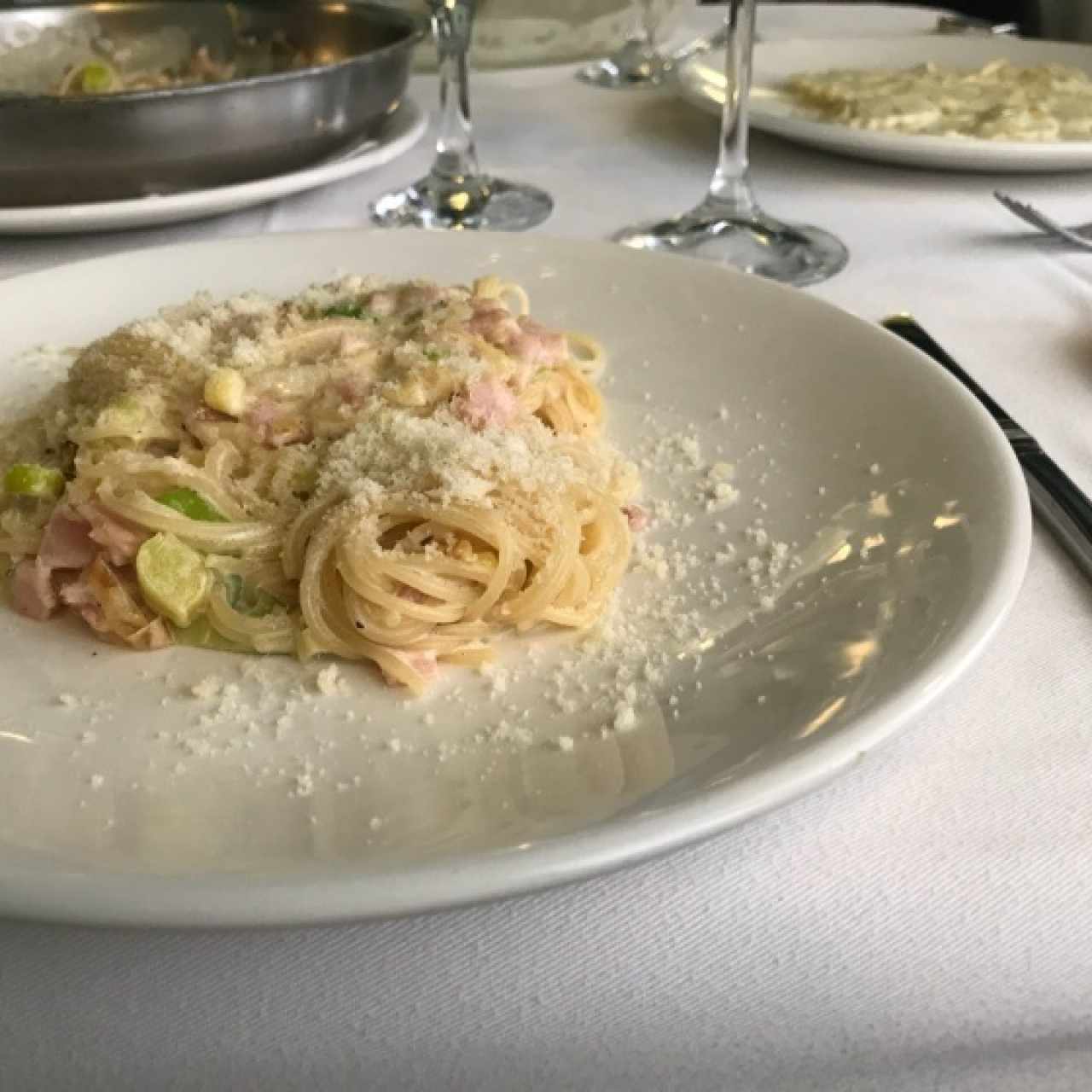 Spaghettini con puerros y jamón, flambeado al coñac