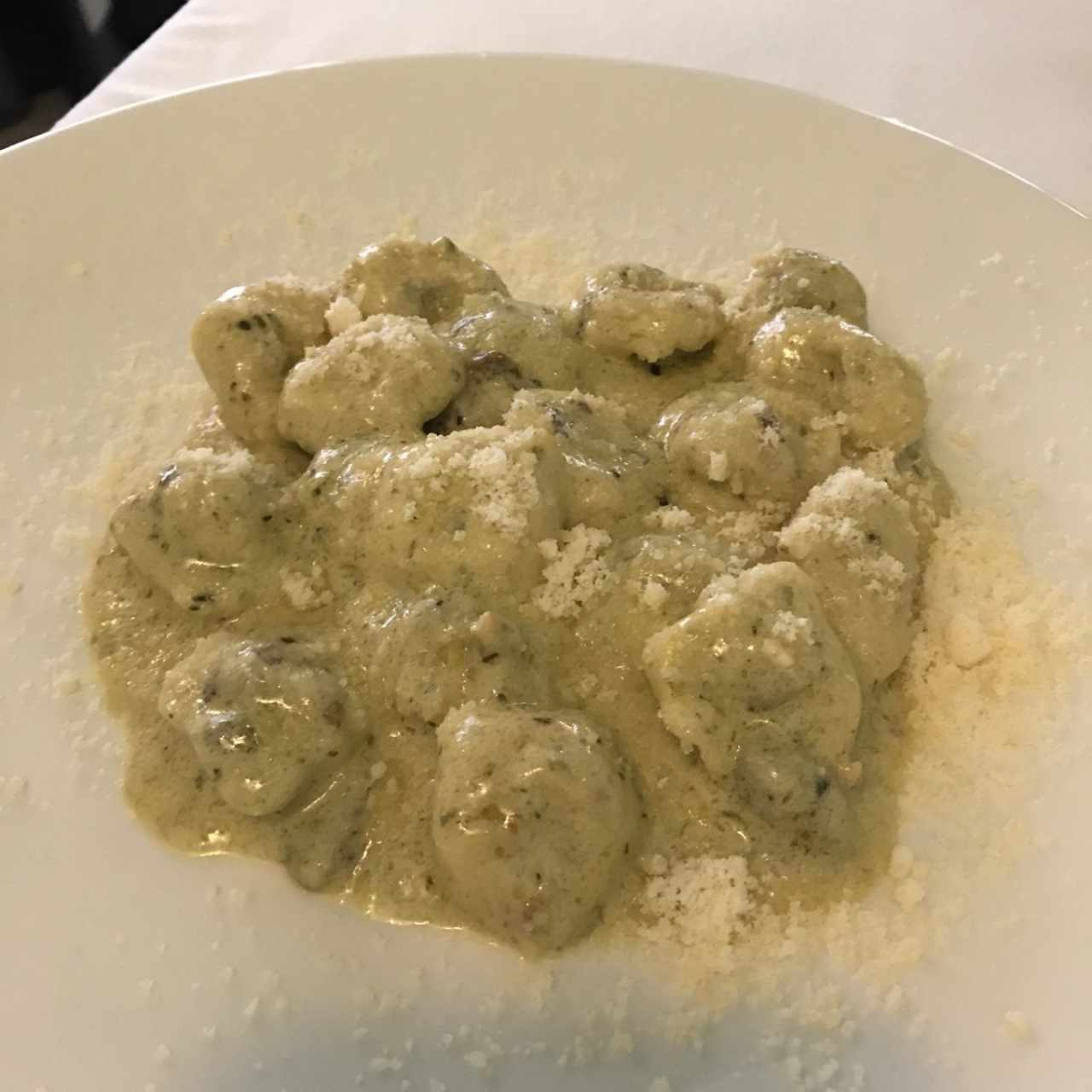 raviolli de ternera con salsa al pesto y pistaccio