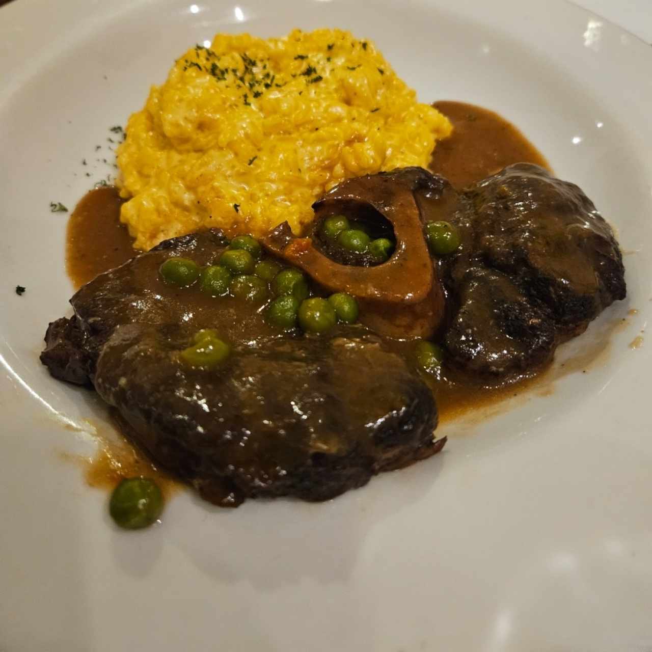 Ossobuco sobre risotto a la milanesa