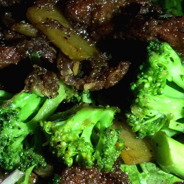 Beef with brocoli and salad with lime vinagrette  (menú de temporada)