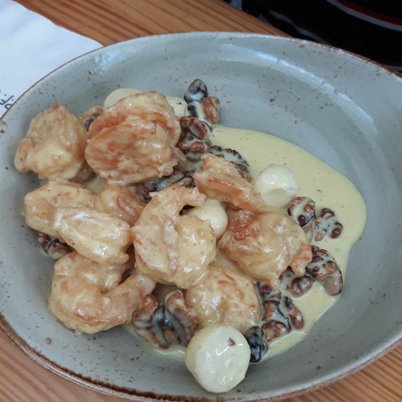 Camarones confitados con nueces y manzanas