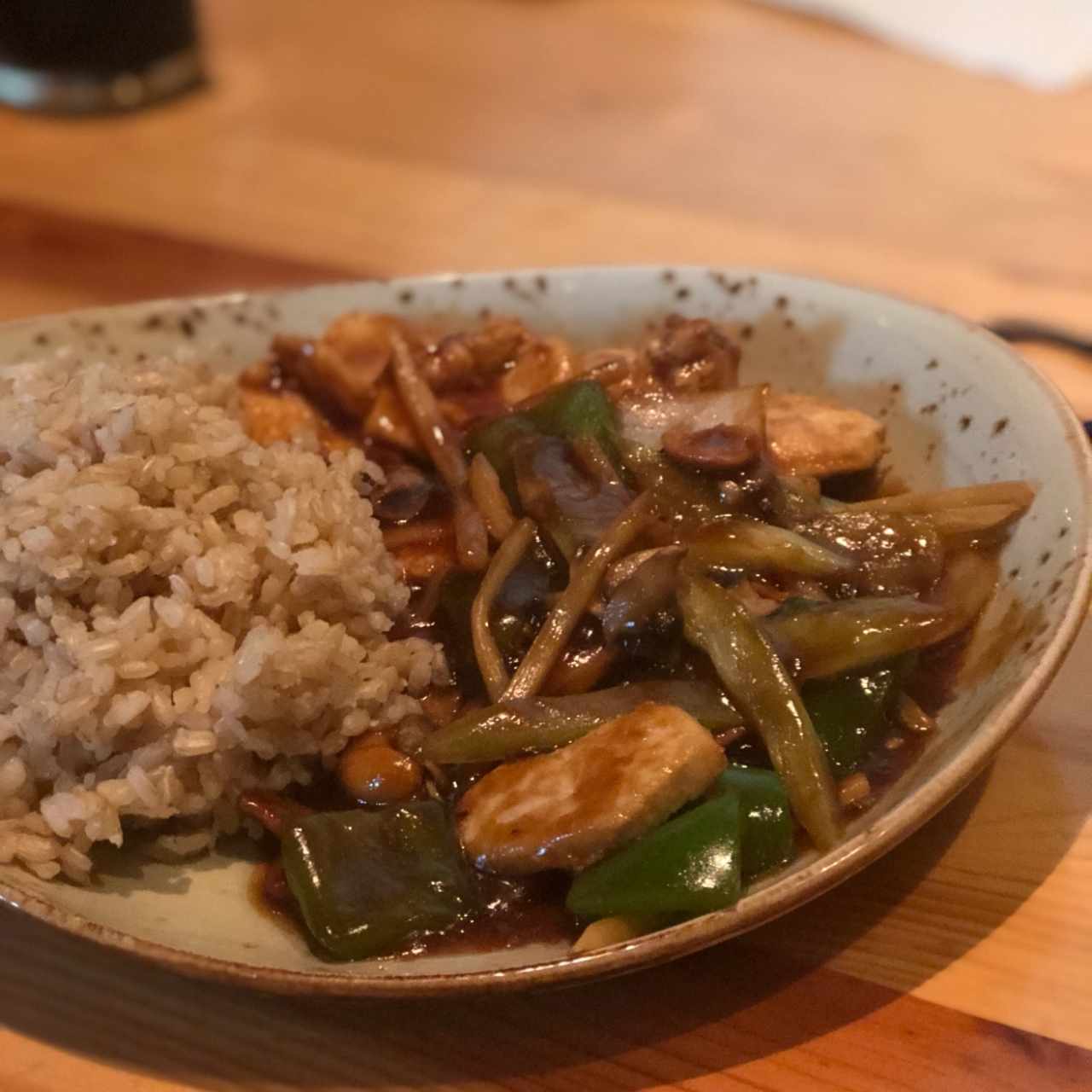 cashew chicken con arroz integral