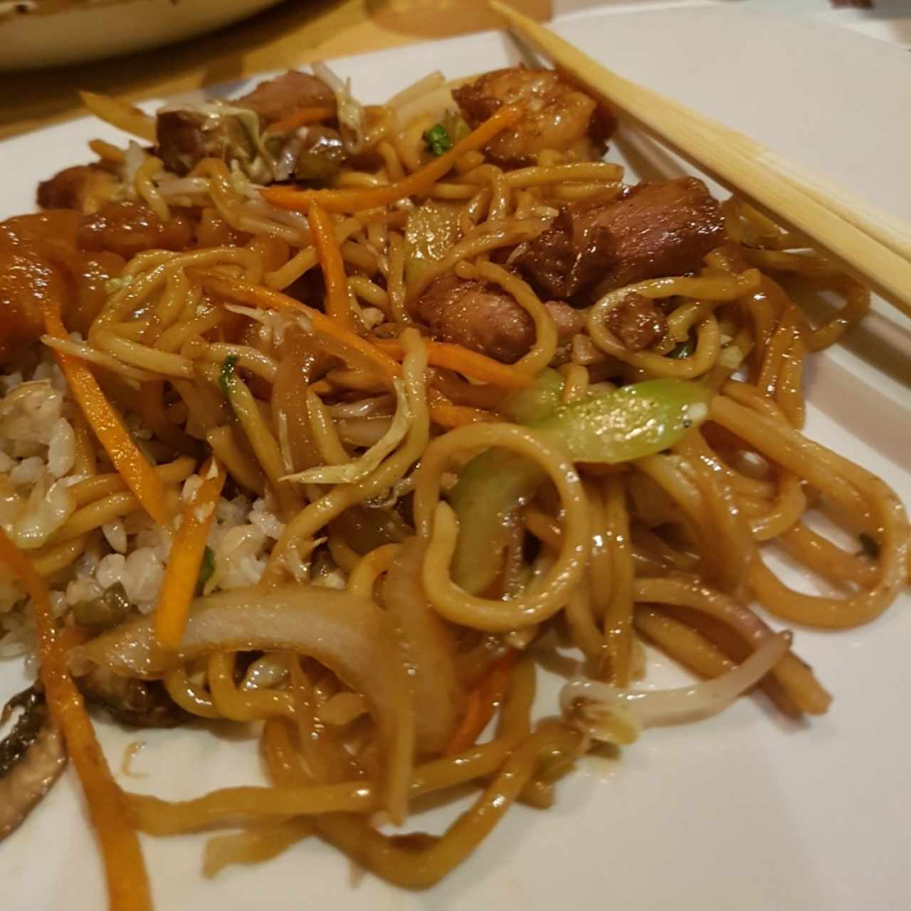 Lo mein mixto