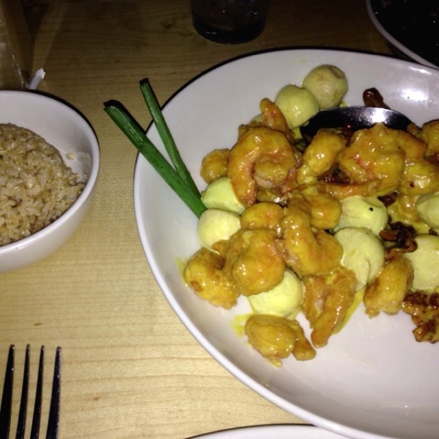 Camarones con nueces confitadas y manzanas verdes