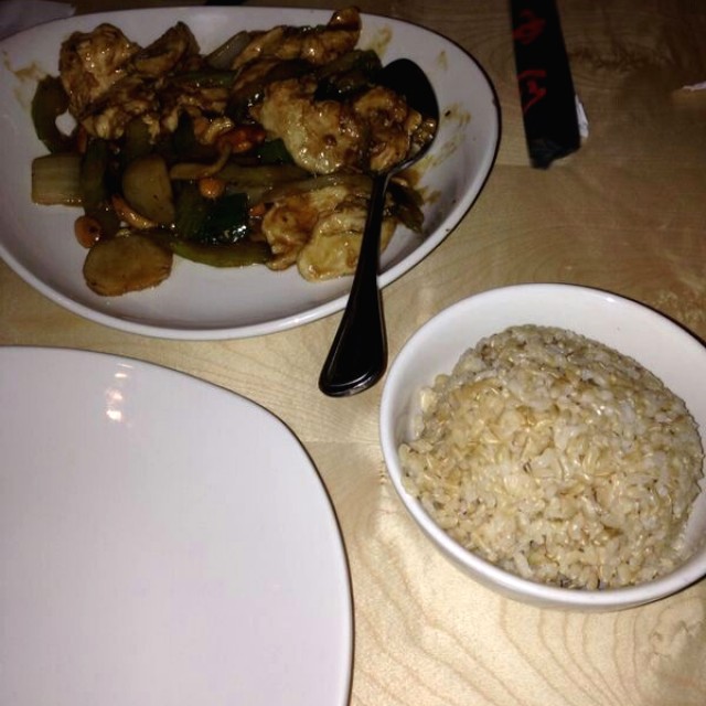 Almond and cashew chicken  con arroz  integral 