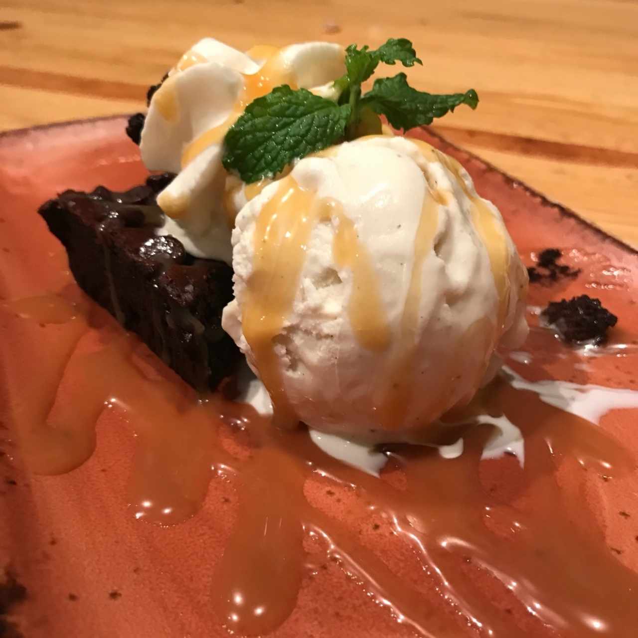 Brownie con helado de vanilla