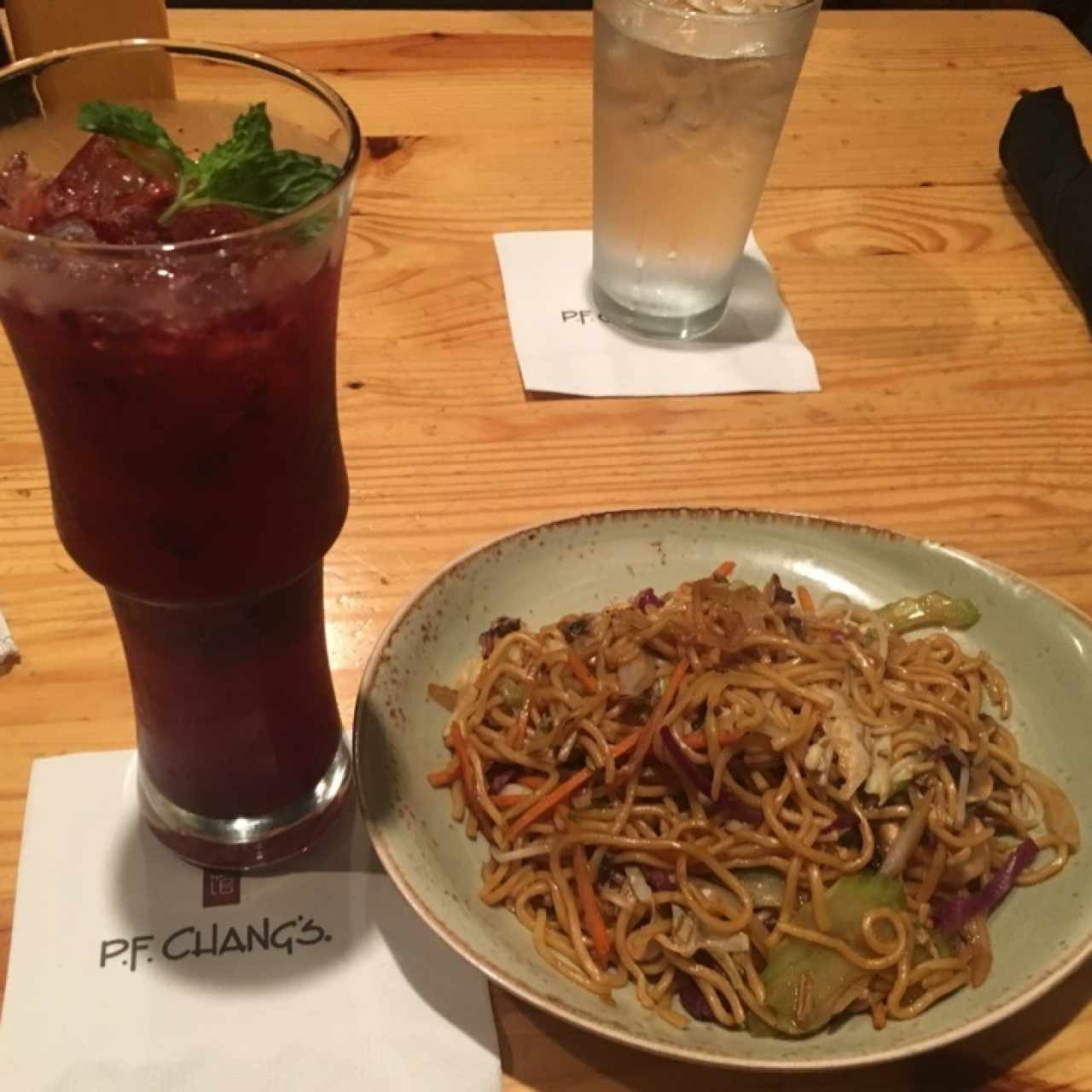 Lo Mein de camarones con limonada de frambuesa