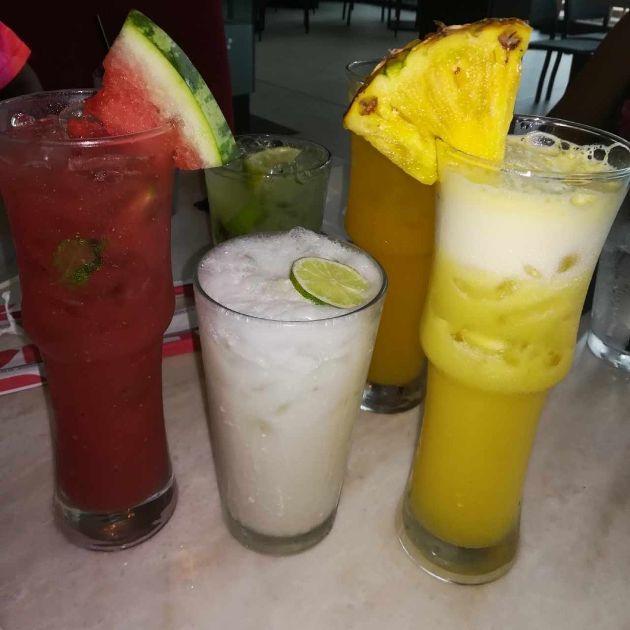 jugo de sandía , limón con coco y jugo de piña 