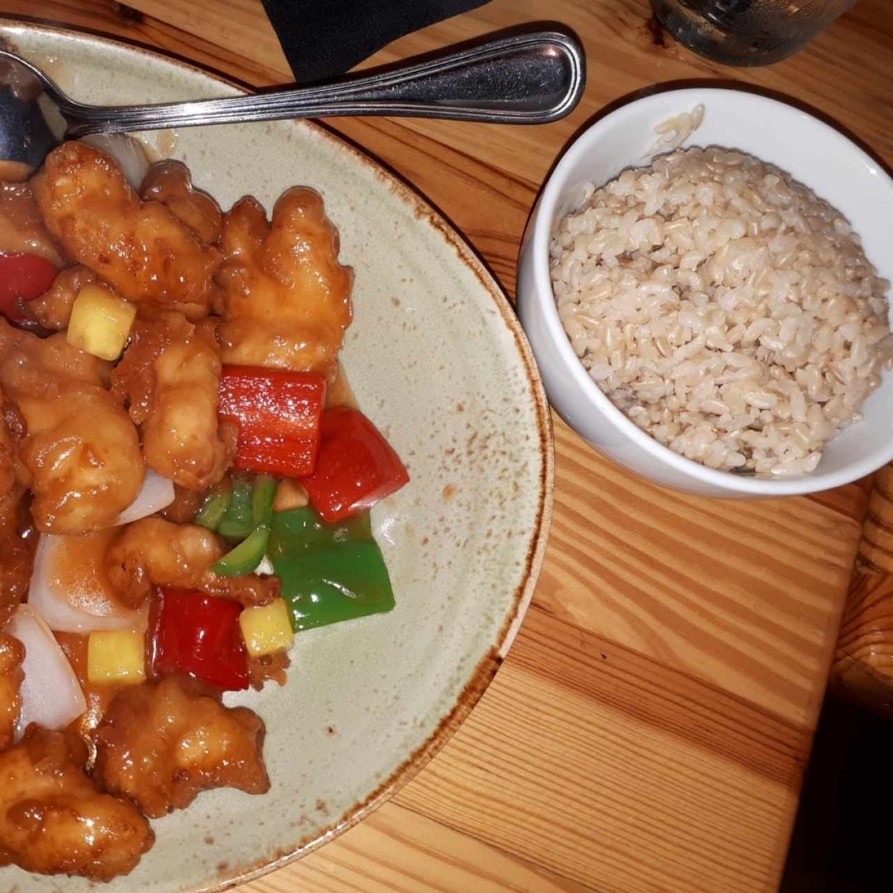 El arroz integral que acompaña el Sweet and Sour Chicken