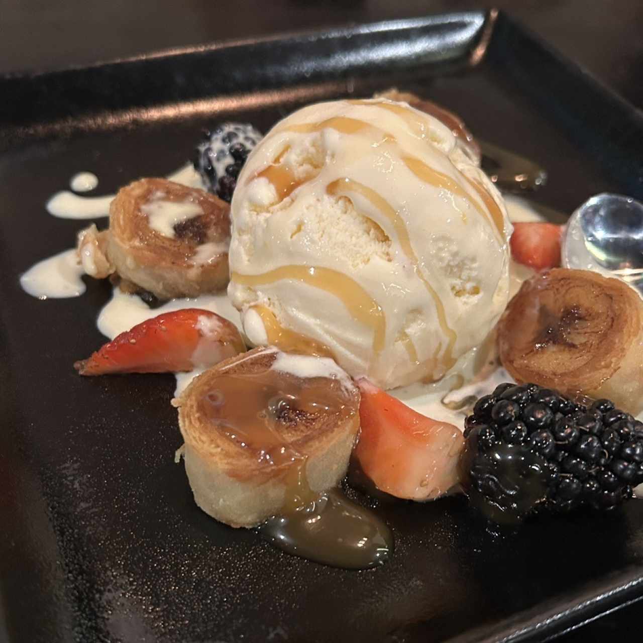 Helado con frutos acaramelados 