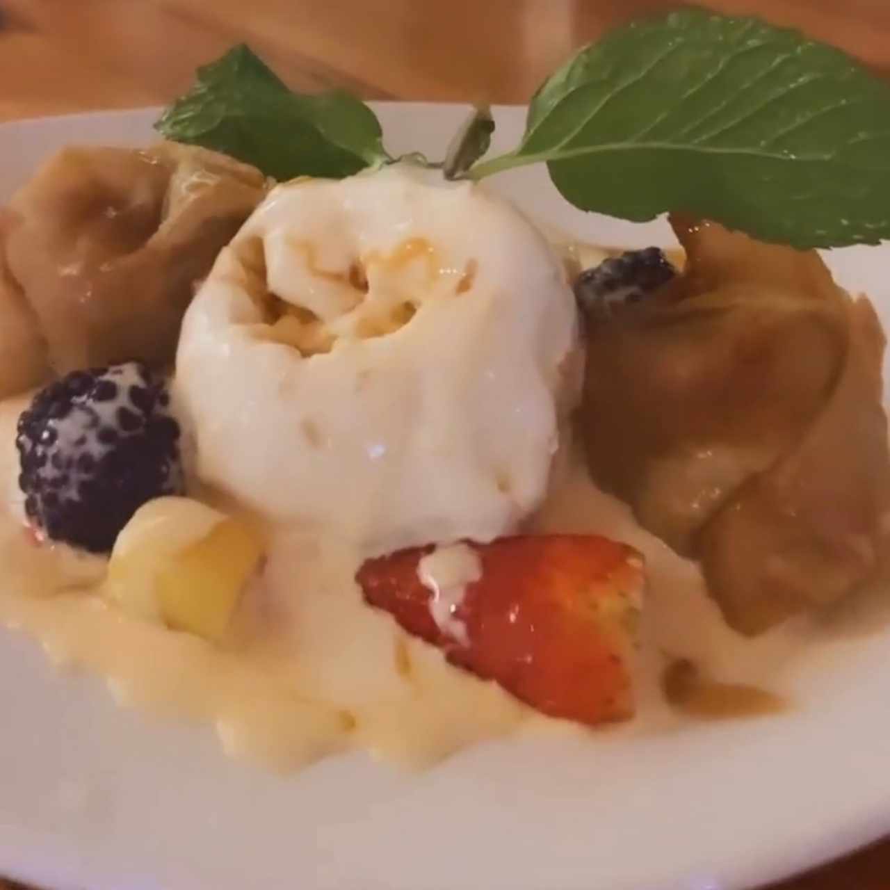 Postre de Guineo con helado de Almendras