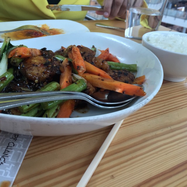 Pescado con vegetales acompañado con arroz blanco