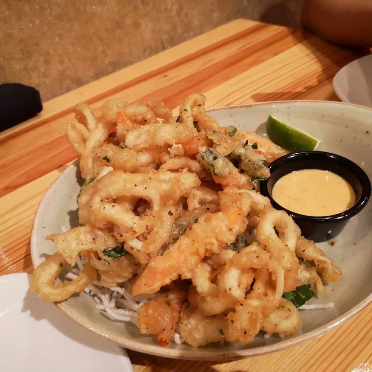 tempura de calamares y vegetales de entrada