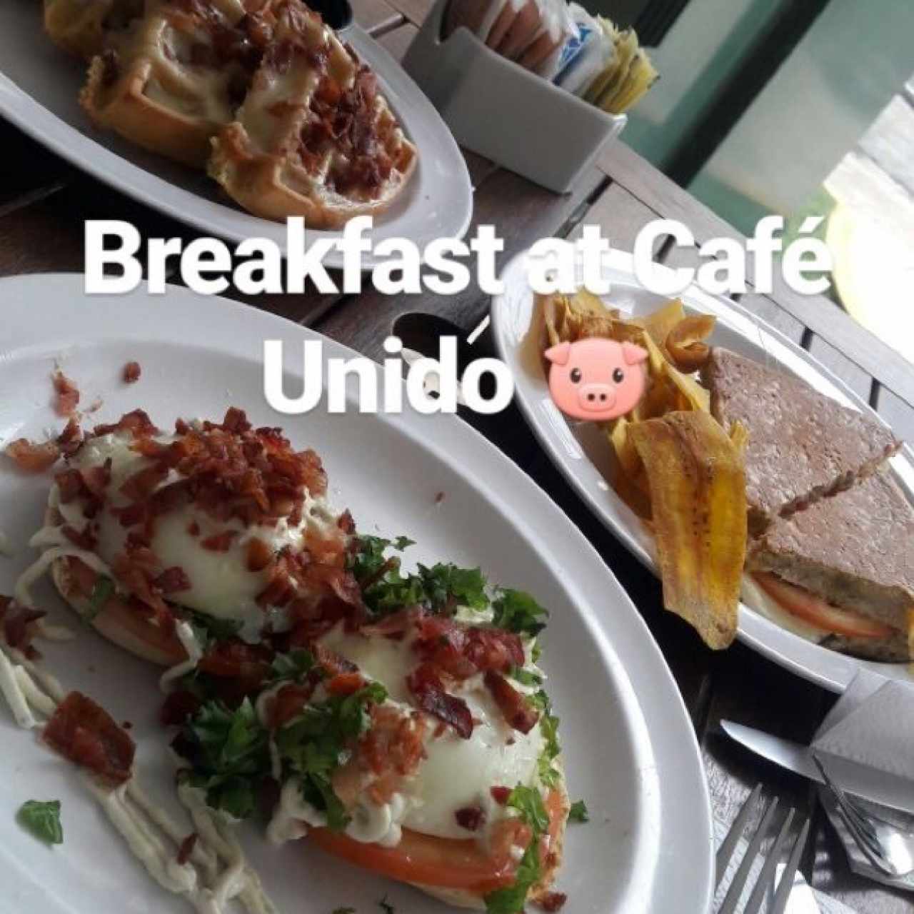 huevos unidictinos, waffle bacon & cheese, sandwich mozzarella y búfala