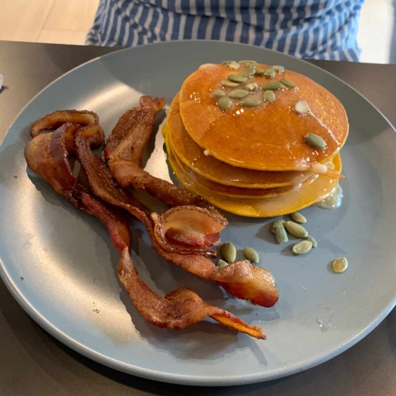 Pumpkin Pancakes (Salsa Butterscotch Casero y Semilla de Zapallo) & Bacon