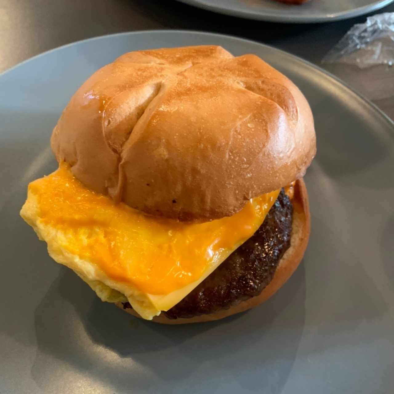 A.M. Breakfast (Sausage, Huevo, Queso Cheddar, Aioli de Achiote y Pan Brioche)