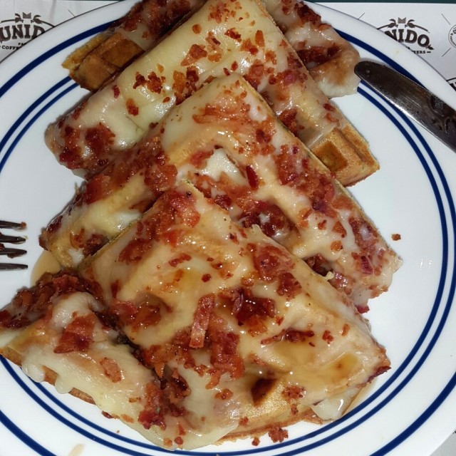 Waffle de mozarella con bacon