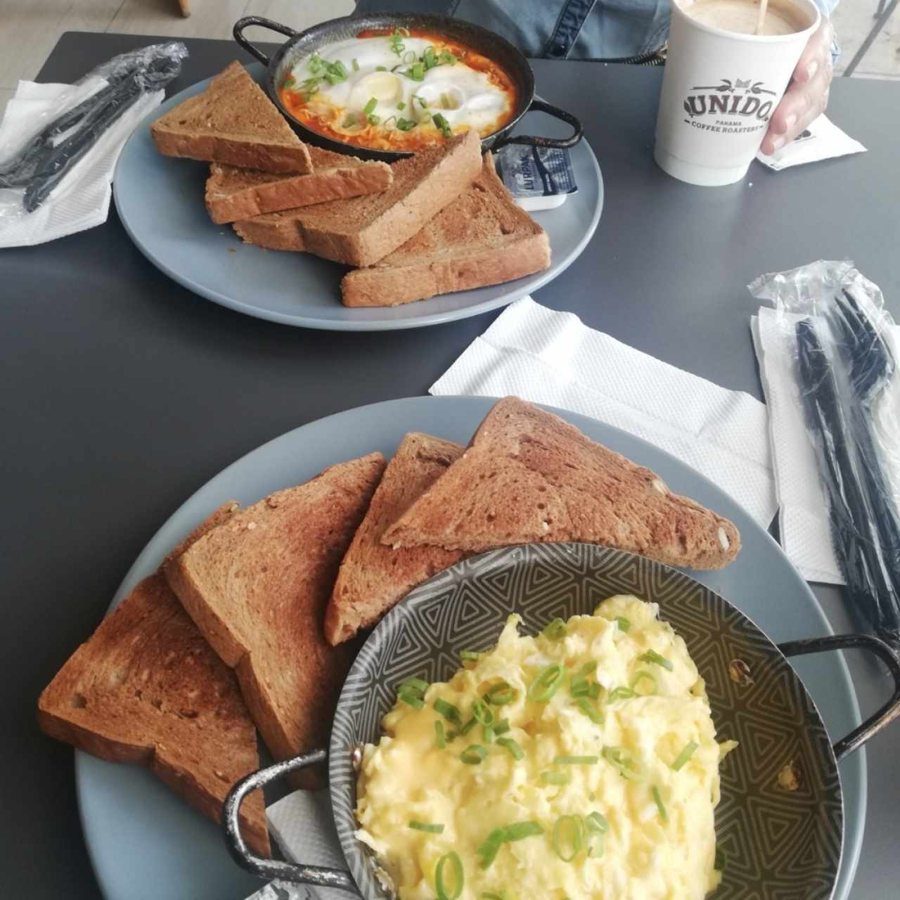 Huevos al sarten y el otro son revueltos con queso. Ese late y el capuchino están excelentes. Buena calidad de café sin duda. 